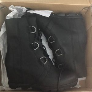 Black sore lll boots